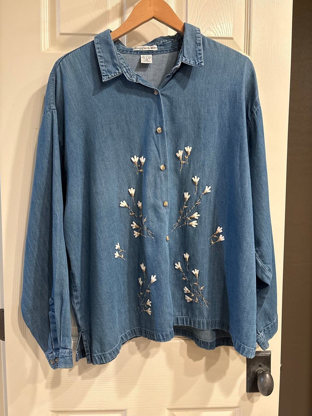 MAGGIE & MAX Vintage 90s Embroidered Denim Shirt Size 2X Chambray Shacket
